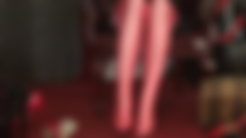 J'utilise mes pieds pour vider ta bite dans des bas rouges et des collants blancs en lycra brillant.