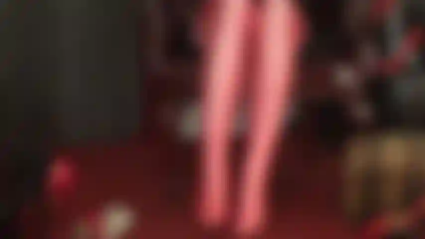 J'utilise mes pieds pour vider ta bite dans des bas rouges et des collants blancs en lycra brillant.