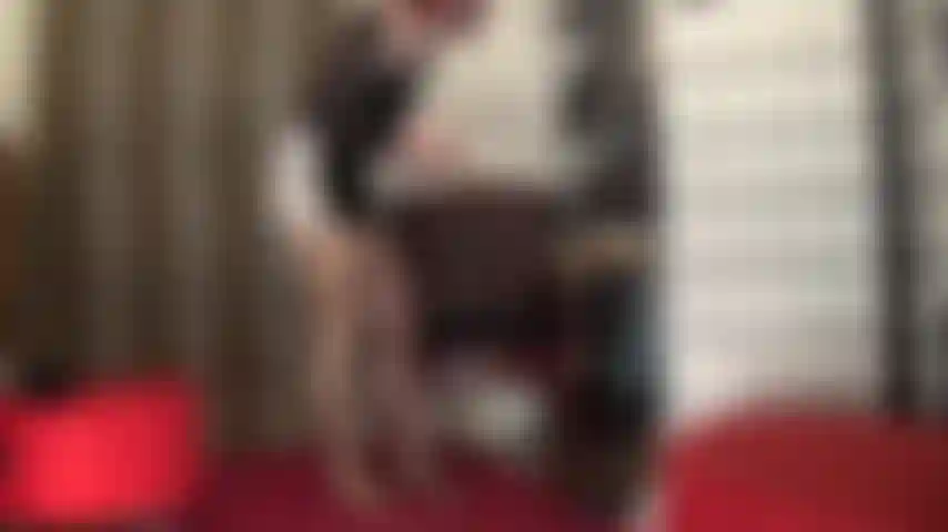 Des bas en dentelle nude brillants sur des collants brillants. Waouh !