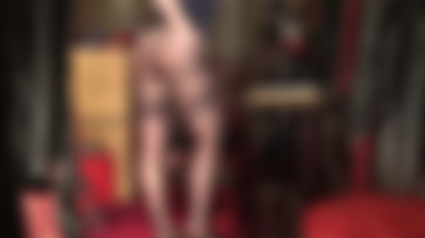 De jolis collants à motifs avec des jarretelles et des bas à coutures découpés en forme de cœur sont associés à une jupe moulante en satin argenté ultra brillante et des talons aiguilles à semelles rouges. Quelle vue incroyable sur les jambes et les fesses !