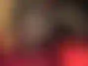 Une taquine sexy en bas nylon à coutures, porte-jarretelles à 12 bretelles et robe moulante.