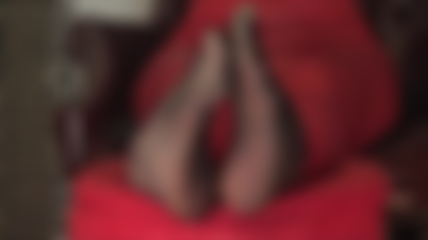 Fétichiste des pieds - mes orteils bougent dans des collants noirs très transparents.