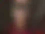 Adoration du cul, collants extrêmement brillants, gants et bottes en pvc brillants, nounours à chaîne et portant un strapon.