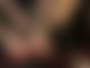 Je jouis sur les beaux pieds de ma maîtresse aux ongles peints en rouge. Dans ce clip rare, ma maîtresse caresse son gode-ceinture noir sur tous ses pieds.