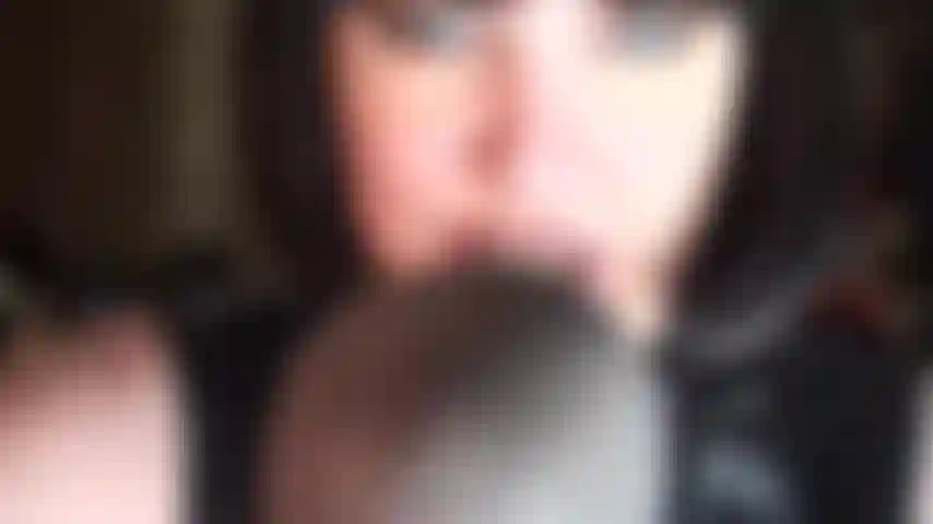 Maîtresse vivian sera votre nourrice de bites aujourd'hui. Des bites de tous les côtés, c'est ce que tu vas faire, penchée en avant et la bouche grande ouverte, tu satisferas chacune d'entre elles.