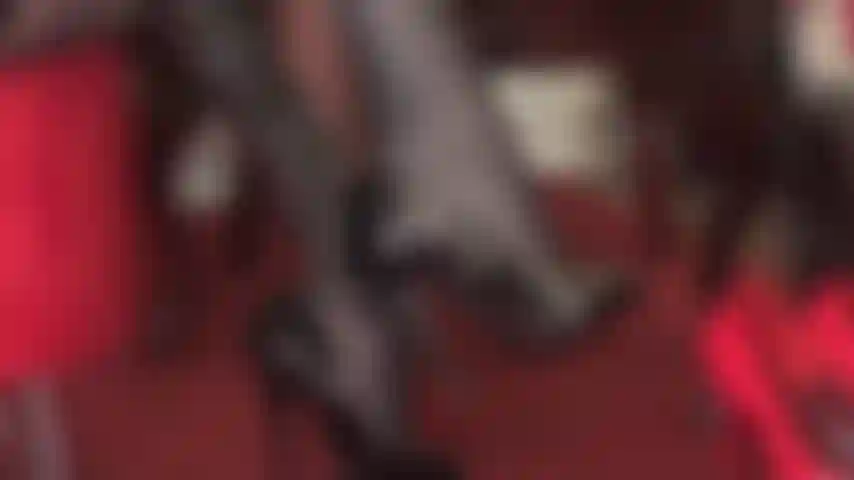 Des escarpins sexy à bout ouvert qui pendent et qui taquinent les pieds.