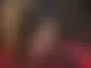 Plus il y a de couches de nylon, mieux c'est ! Ma maîtresse enfile des collants et des bas brillants ainsi qu'un gode ceinture pour taquiner sa soumise en nylon.