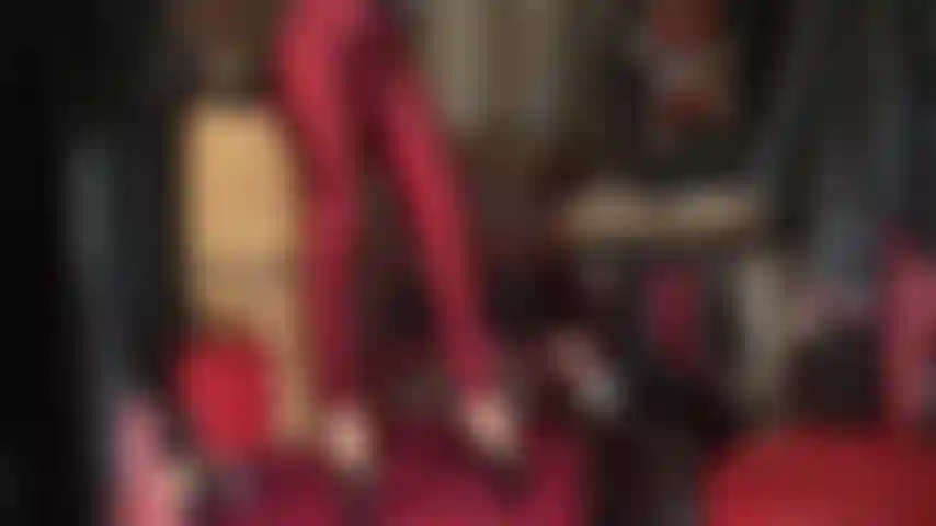 Pantalon en satin rouge foncé et talons compensés - jean rouge brillant, pvc brillant et talons compensés extra hauts. Waouh !