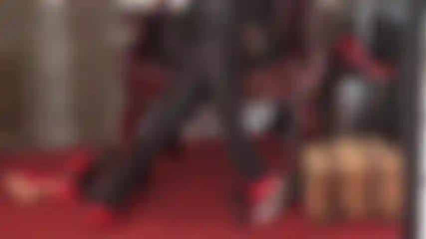 Je contrôle ta bite - les jambes de collants opaques à motifs de jarretelles et les talons rouges ont trop excité ta bite, mais la maîtresse sait comment la garder sous contrôle.