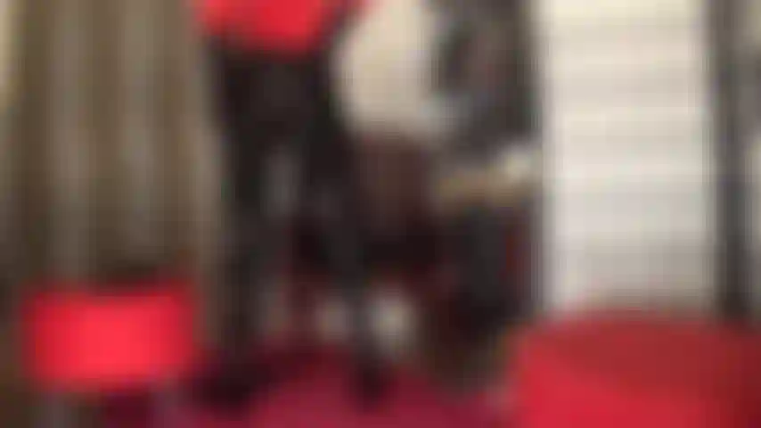 Branle ta bite sur mon legging et mes bottes brillantes. Alors que je tire le pantalon encore plus haut, encore plus serré, ta bite commence à trembler. Frappe-la, serre ces couilles, branle-la. Plus fort !