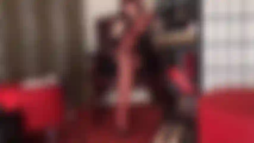 Séduction collants en couches de nylon rouge brillant et mules à talons hauts en cuir.