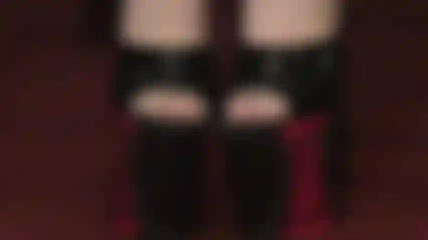 Des orteils sexy dans des collants nude très transparents et des mules à plateforme extrêmement haute.