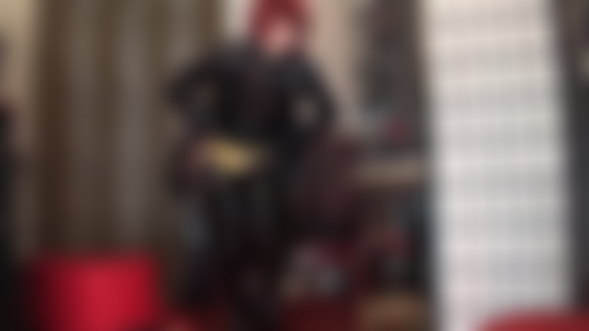 Tellement brillante ! Une culotte métallique dorée sur un porte-jarretelles à 12 bretelles et des bas qui dépassent de longues bottes vernies. Ta bite d'esclave peut-elle supporter les taquineries ?