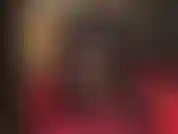 La déesse pendante taquine avec ses orteils habiles tenant cette pompe à bout ouvert sexy dans des collants noirs.