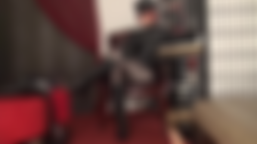 Maîtresse est exquise dans sa tenue fétiche brillante pour que vous puissiez l'adorer.