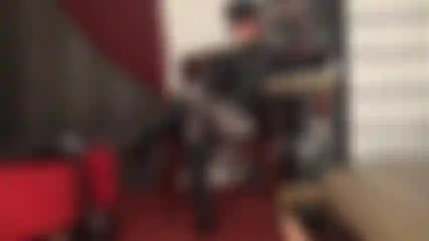 Maîtresse est exquise dans sa tenue fétiche brillante pour que vous puissiez l'adorer.