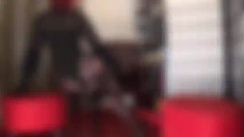 Les courbes de maîtresse sont de l'art pur, offrant une vue arrière sur son beau cul, ses hanches et ses jambes en jarretière fleurie et collants bas.