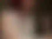 Une séductrice en satin blanc soyeux. Ces gants doux et sexy taquinent doucement ta bite d'esclave dure et palpitante.