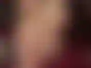 Fétichiste des pieds, j'adore les pieds sexy et brillants de ma maîtresse, en collants nude. Mes semelles et mes orteils brillants et savoureux bougent sous ton visage. Tu peux presque les goûter et les sentir.