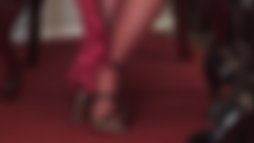 Les pieds d'une déesse en sandales et bbc - comme si ces incroyables pieds en nylon n'étaient pas déjà trop difficiles à gérer pour vous, la maîtresse ajoute une bite noire et vous fait baver.