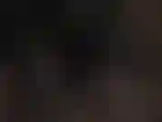 Un énorme gode noir caressé avec des gants en latex - la maîtresse saisit cette énorme bite avec une paire de gants noirs, suivis de gants en caoutchouc rouges.