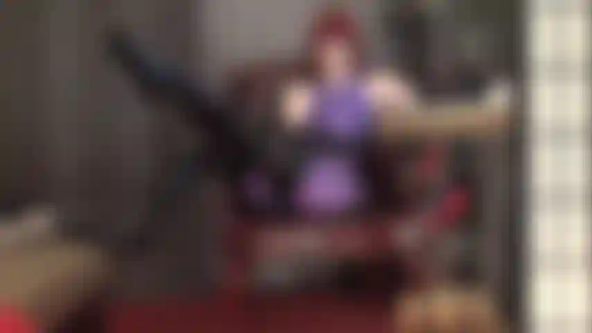 Fétichiste du lycra et du spandex ; ma maîtresse est sublime dans cet ensemble moulant en leohex violet. Ton cœur bat la chamade lorsqu'elle enfile une nouvelle couche de collants leohex noirs…