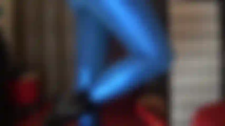 De longues jambes et un cul sexy dans des leggings bleus métalliques brillants.