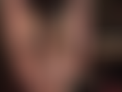 Une allumeuse sensuelle avec des jambes et des pieds dans des collants nude brillants et des couches de bas.