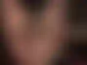 Une allumeuse sensuelle avec des jambes et des pieds dans des collants nude brillants et des couches de bas.