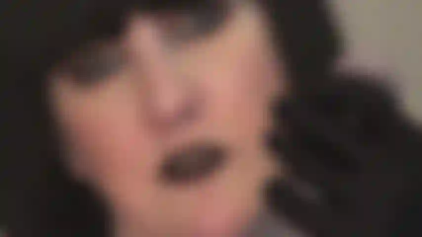 Maîtresse exige que tu suces cette bite. Tire ta langue, bois ma salive du gland et avale toute la tige comme la pute que tu es.