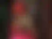 Pour les garçons en caoutchouc - la maîtresse en latex est vêtue de bas transparents, d'une jupe crayon moulante et d'un haut sexy taquinant avec des jambes, des fesses et des pieds dans des talons à lanières.