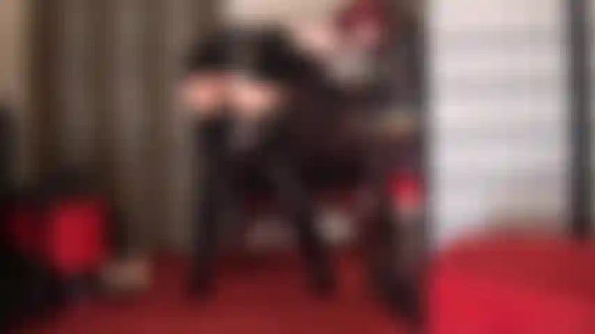 Encouragez-vous à vous branler en tenue pvc brillante et bottes hautes jusqu'aux genoux – parce que vous ne pouvez pas vous empêcher de toucher votre esclave. Regardez votre maîtresse vous taquiner dans sa tenue fétichiste noire sensuelle. Caressez-vous avec ça.