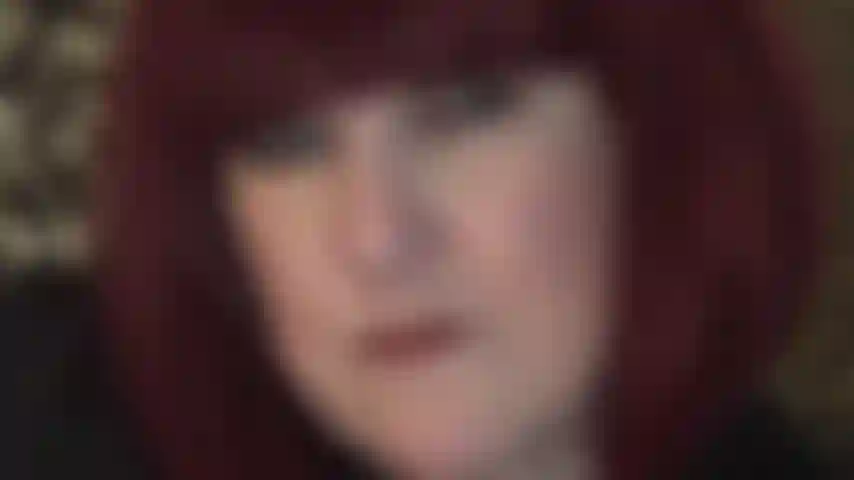 Peux-tu supporter le regard de ta maîtresse ? Ses yeux bleus intenses te regardent droit dans l'âme, ses lèvres brillantes au rouge à lèvres moka... Elle embrasse, sa langue sexy... Elle taquine... Peux-tu ?!