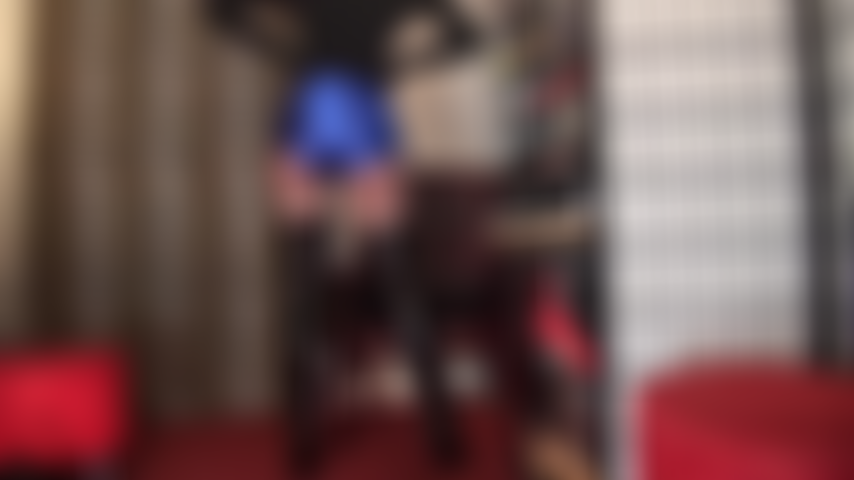 Un short en satin bleu brillant et des bottes hautes – le cul de maîtresse vivian en short sexy est un spectacle qui vous fera saliver. À mesure que le short se resserre, le cul en collants est tout aussi incroyable à adorer.