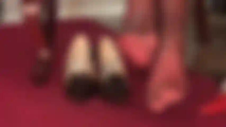 J'adore mes pieds en couches de nylon rouge et gris super brillants - si proches que vous pouvez presque les goûter.