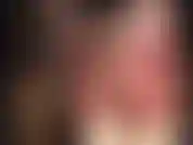 Waouh ! Des collants et des bas extrêmement sexy. Ma maîtresse est habillée de collants opaques rouges brillants, de bas blancs en dentelle et de deux paires de collants extra brillants pour un cul et des pieds parfaits.