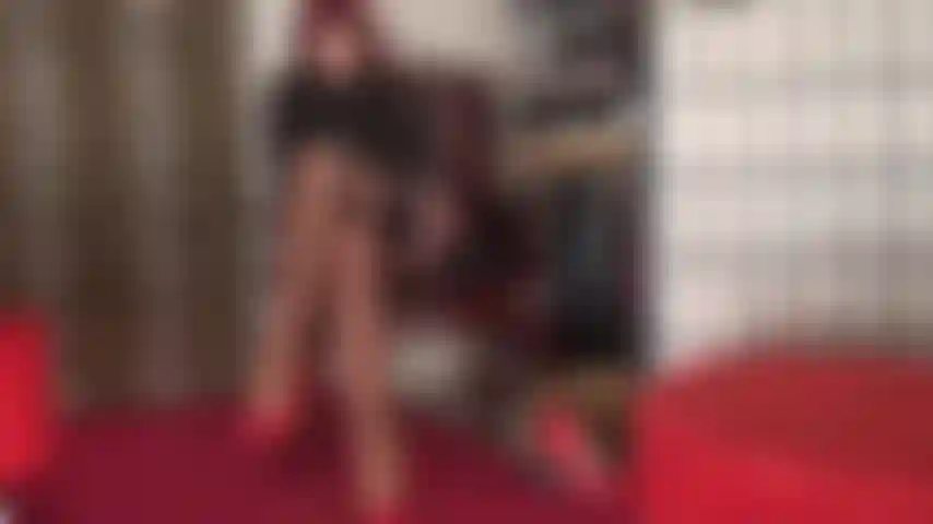 Séduction de bas soyeux - maîtresse vivian sait comment vous ne pouvez pas détourner les yeux de ses jambes et de ses pieds lorsqu'ils sont vêtus de couches de nylon, de bas et de jarretières.