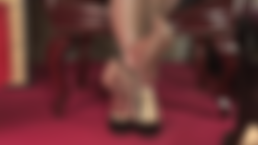 Super nylon brillant, fétichisme des pieds, talons hauts, danse, footjob et cul en collants. Parce que vous aimez tout ça, vous le voyez dans cette vidéo.