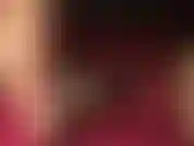 Les talons à lanières te marchent dessus - les incroyables longues jambes de ta maîtresse te rendent absolument fou.