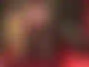 Domination sensuelle du strapon en lingerie - la maîtresse caresse son strapon noir de 8 pouces, vêtue de sous-vêtements rouges sexy... Soutien-gorge, culotte avec de longs gants soyeux, bas en dentelle et couches de collants.