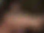 Maîtresse utilise ses pieds nus brillants et lubrifiés pour caresser un gode noir.