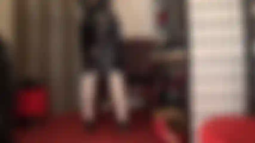 Amoureuse des jupes brillantes - la maîtresse rend fou l'amateur de pvc et de vinyle avec sa jupe crayon noire brillante.