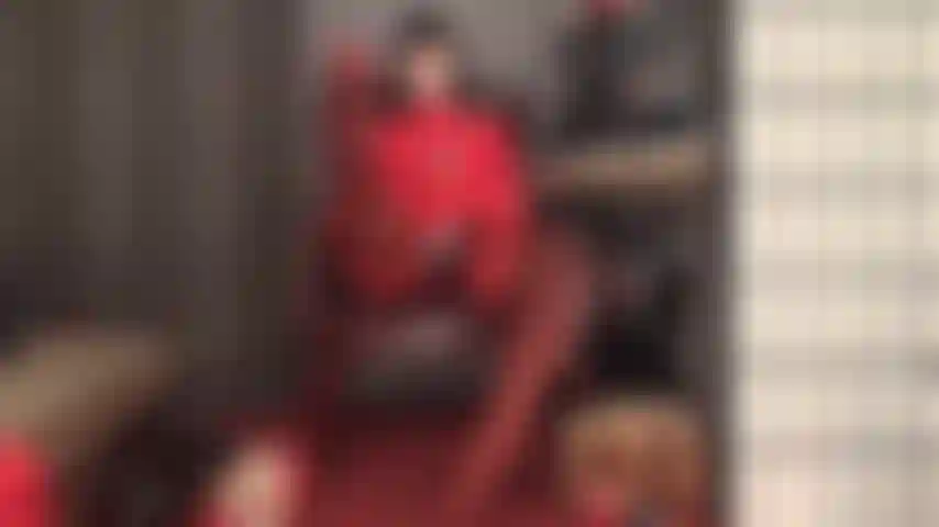 Une maîtresse avec un gode ceinture et des pieds en rouge et noir - ces pieds en bas rouges attirent votre attention, respirez leur odeur, léchez-les pendant que je caresse ma grosse bite et crache dans votre bouche.