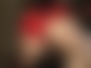Admire mon cul rond parfait dans un short en satin rouge brillant et des collants brillants, pendant que je caresse le sperme de ta bite palpitante et que j'étire ton trou de pipi avec un stylet en métal.