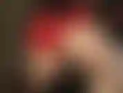 Admire mon cul rond parfait dans un short en satin rouge brillant et des collants brillants, pendant que je caresse le sperme de ta bite palpitante et que j'étire ton trou de pipi avec un stylet en métal.