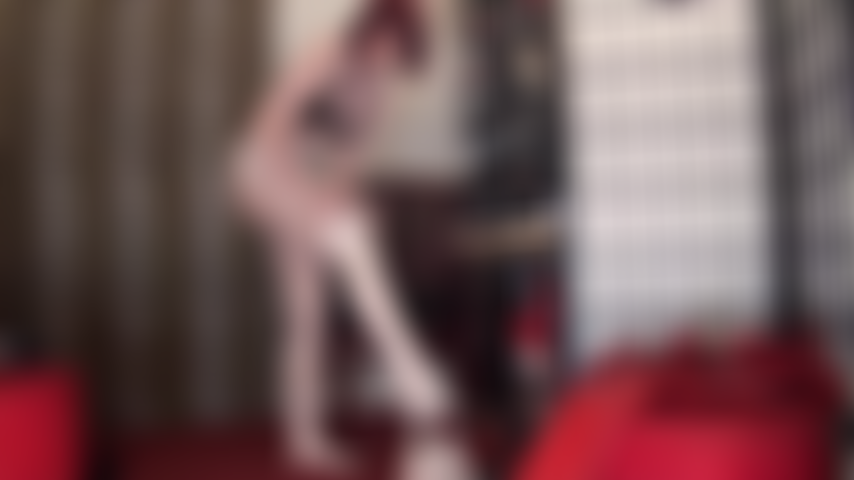 Fétichiste du latex, branlette - couches de collants blancs brillants, robe en caoutchouc rouge et gants en latex qui extraient le sperme de ta bite.