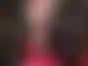 Jambes et fesses sexy en collants noirs transparents – la maîtresse présente ses longues jambes et ses fesses sexy en nylon. Collants noirs associés à une robe rouge, talons aiguilles et perruque noire.