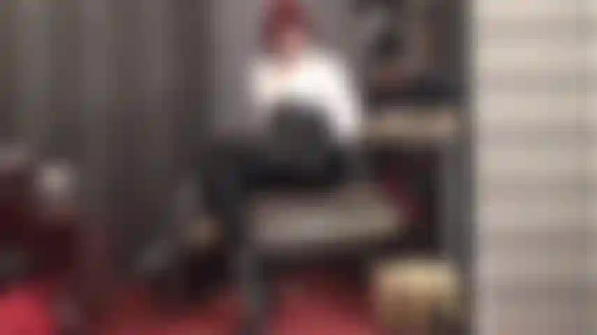 Fétichiste - courbes brillantes et délectables dans des leggings en pvc et des bottines à la cheville.