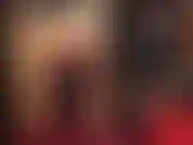 Un string noir sur des collants brillants - adorez mes hanches, mes jambes et mes fesses.