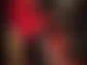 Une déesse fétichiste avec une énorme bbc - la maîtresse enfile une tenue fétichiste moulante super sexy en pvc noir, un pantalon rouge, de hautes bottes à lacets et un énorme strapon pour que vous puissiez vous agenouiller et adorer.